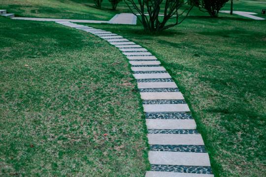 石板路上的晨昏与经幡间的风