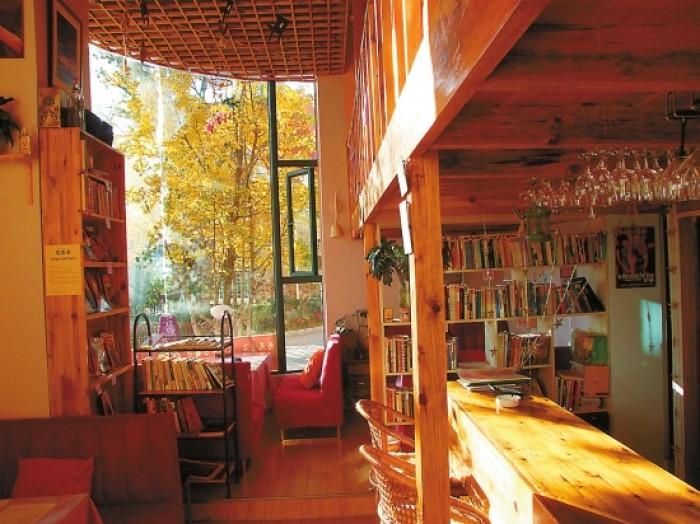 夏日午后的咖啡馆