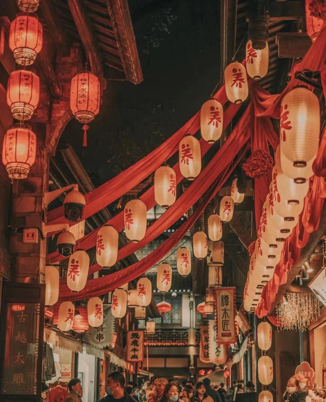 街巷里的烟火滋味藏着人间万千风情