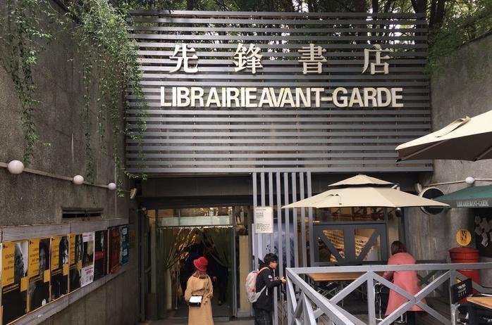 书页翻动时，世界正悄悄改变