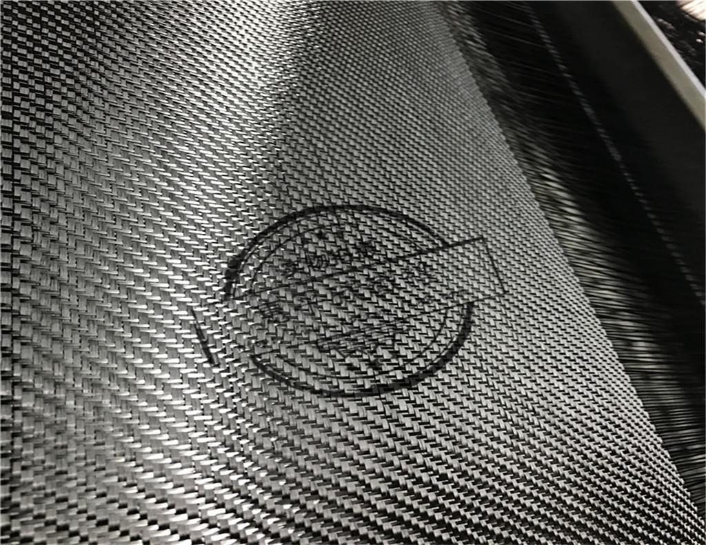 碳纤维编织的流动诗学：汽车轻量化时代的肌理叙事