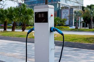 电流里的星芒：充电桩与城市的温柔共振