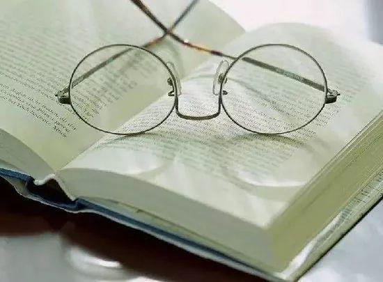 当文字碎成星光:碎片化阅读时代的认知重构