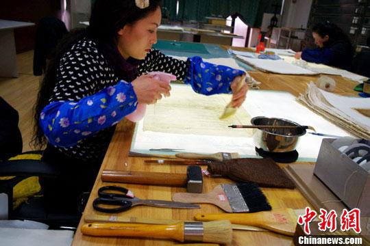 古籍修复师：守护文明火种的匠人