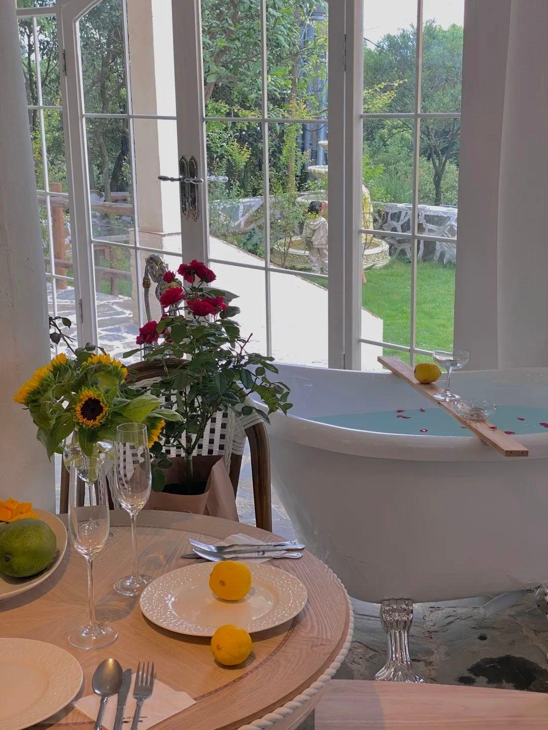 咖啡馆里的低语与广场上的欢笑