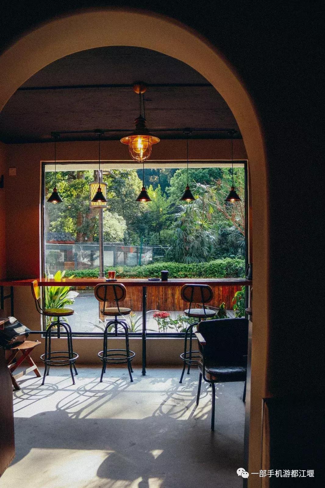 咖啡里的时光褶皱