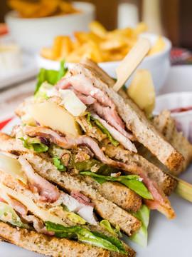 层层叠叠的美味：三明治里的味觉宇宙