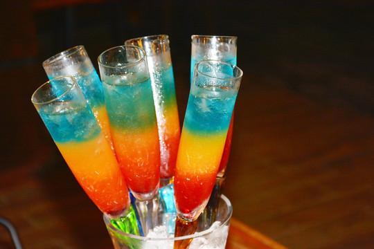 摇晃的琥珀色梦境：一杯鸡尾酒里的千种风情