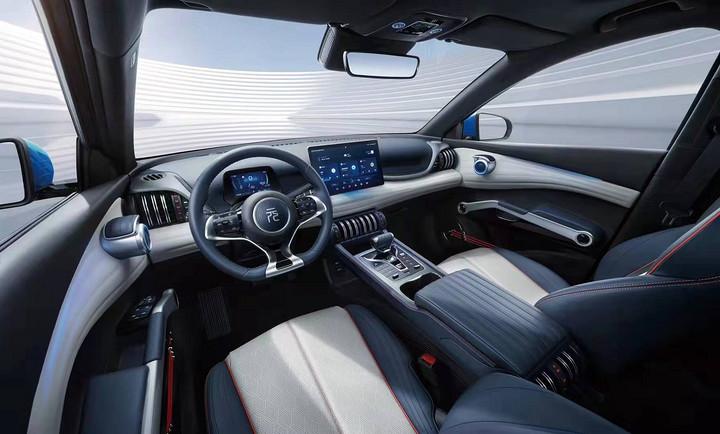 当座舱成为流动的秘境：智能科技编织的第三生活维度