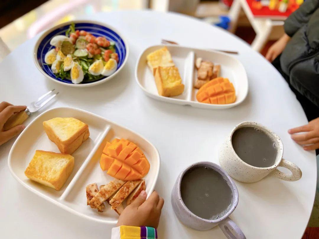 当晨光吻过窗台时，健康正藏在生活的褶皱里