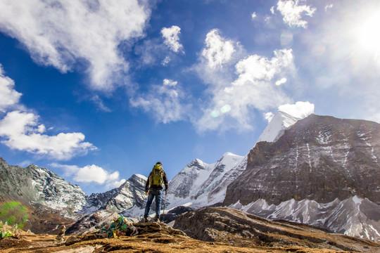 行囊里的晨昏与山河：背包客的行走笔记