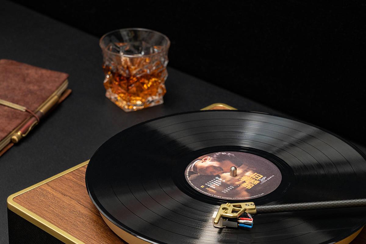 黑胶转动时，他在声波里种植星辰