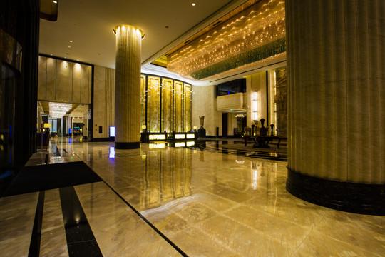 推开那扇旋转门，酒店里藏着多少不期而遇的惊喜