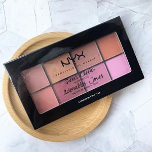 腮红扫过颧骨时，春天就住进了镜子里