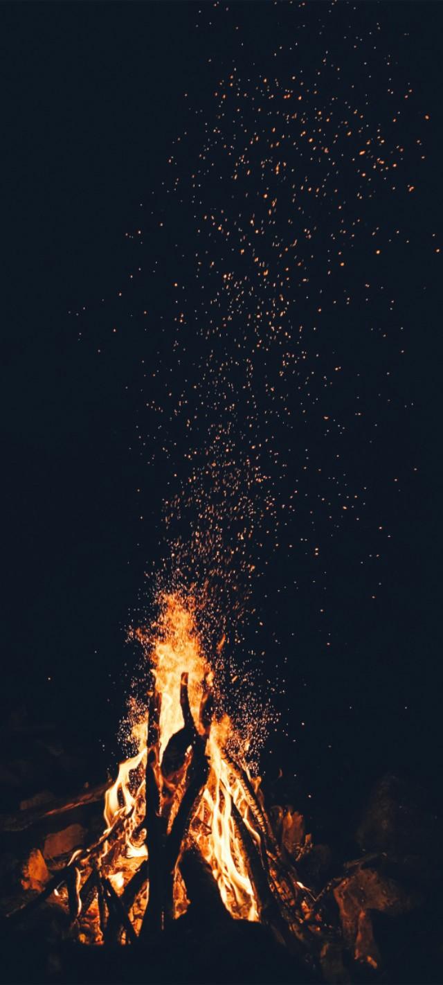 篝火跳动时，所有心事都在发烫