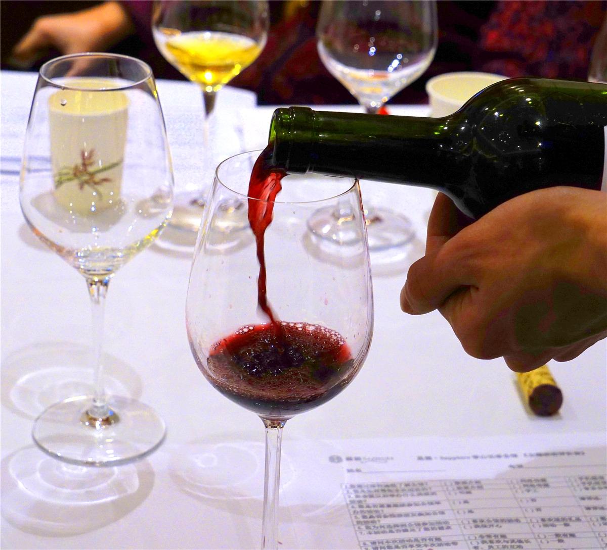 杯中时光的艺术：探索红酒品鉴的多维世界