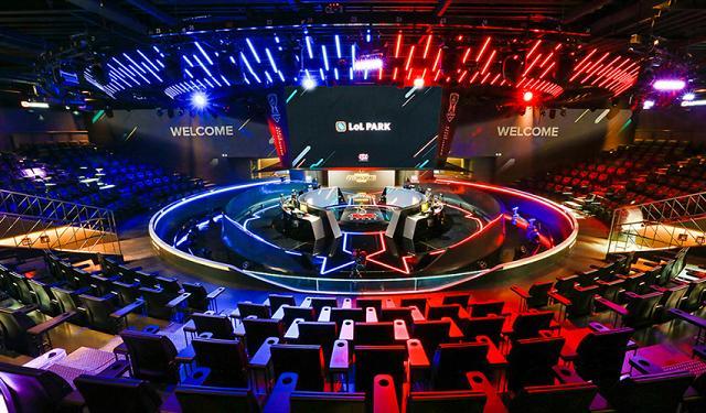 电子竞技：从屏幕到舞台的数字竞技革命