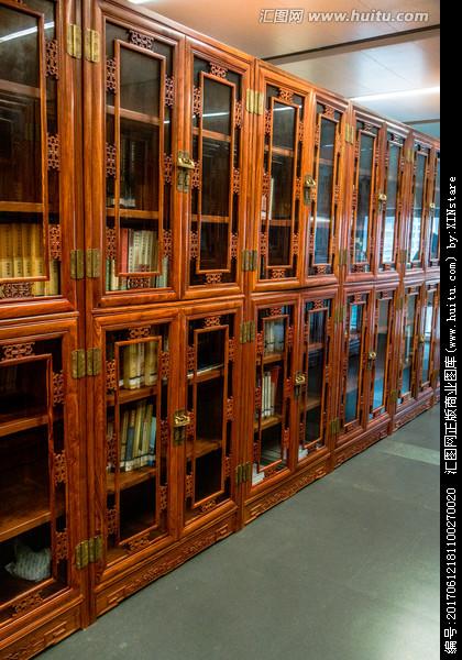 老书店的木质书架：时光沉淀的温柔载体