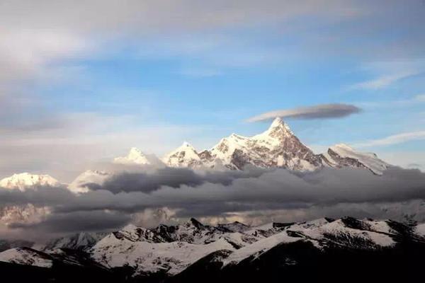 群山沉默处，足音叩问苍穹