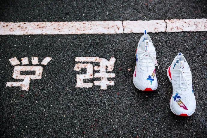 鞋尖裁取的风，正掠过第七道纹路