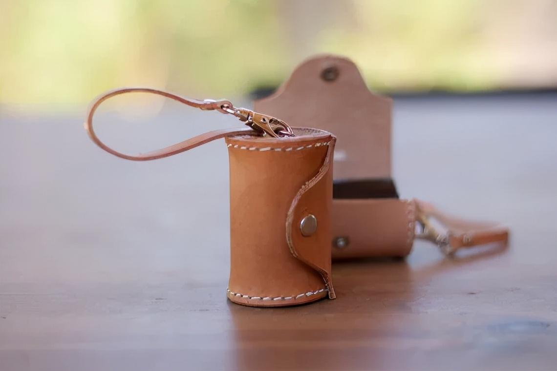 手工皮具:时光沉淀的质感与温度