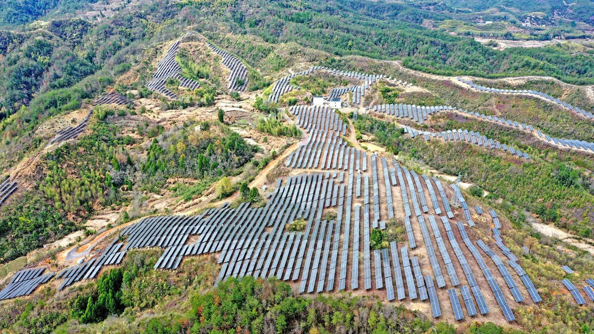 光能织就未来：光伏产业的技术突破与全球能源图景重构