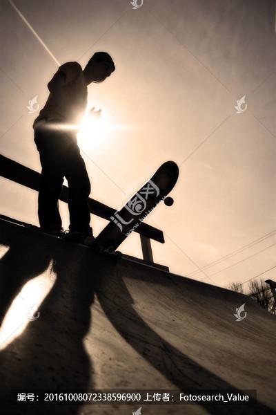板面光影：滑板与阳光的共舞诗