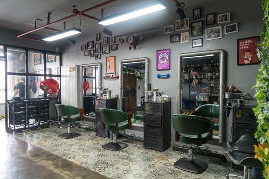 发丝间的光阴诗：那些藏在剪刀下的温柔与勇气