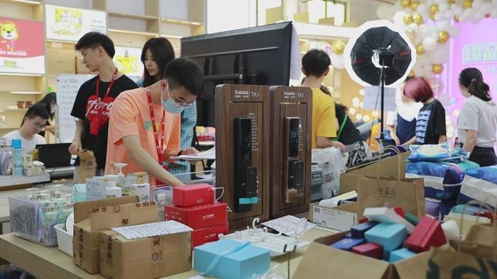 直播间里的 “生存图鉴”：那些被美颜滤镜掩盖的运营真相