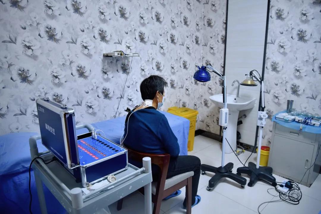 银针跳舞那些事儿：针灸馆里的爆笑治愈记