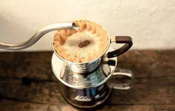 手冲壶下的慢时光：一杯咖啡里的小确幸