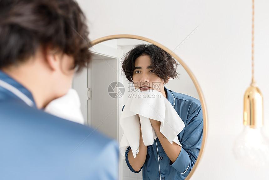 当男人开始认真洗脸：那些藏在剃须泡沫里的温柔与倔强