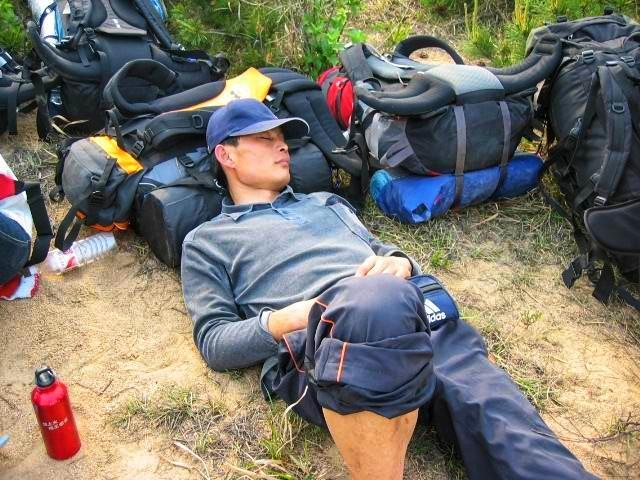 背包比我先登顶？这场负重登山简直是大型社死现场