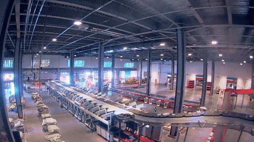 当仓库的灯光照亮无人的长夜:一场静默的生产力革命