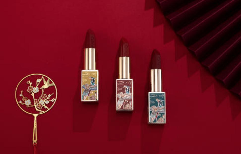 唇间的色彩叙事：口红的文化密码与时代印记