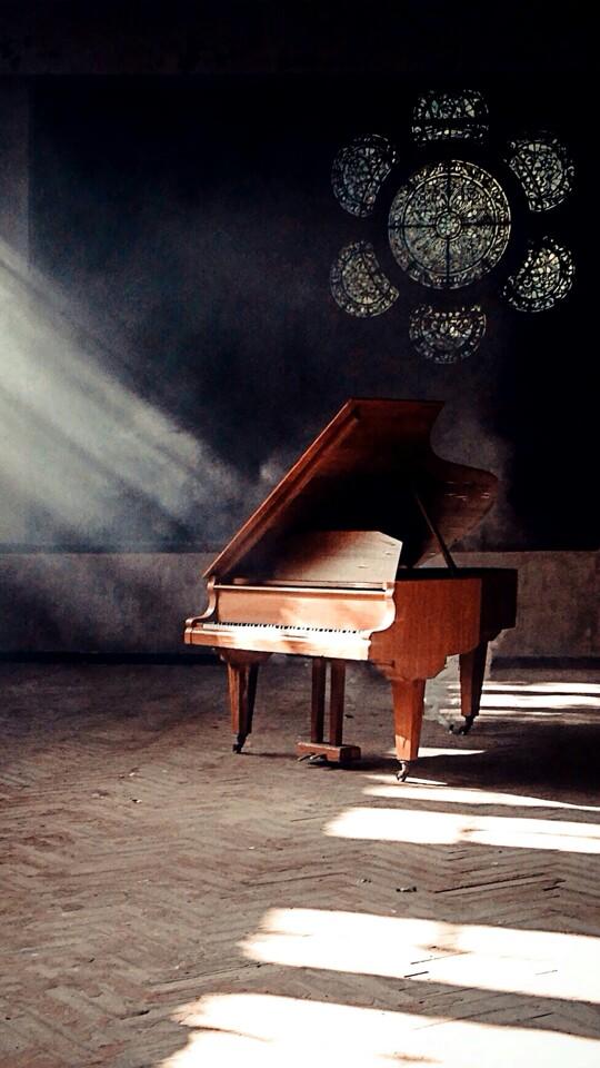 黑白键上的时光织者：钢琴的多维奥秘