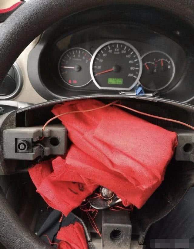 方向盘上的时光褶皱：二手车里的人间故事