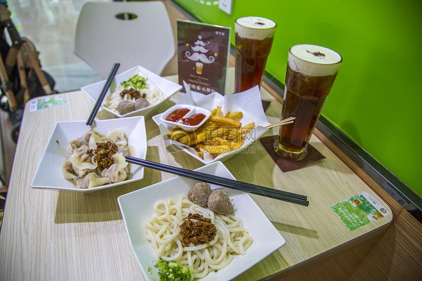 餐饮的温度与尺度:从餐桌到产业的深层逻辑