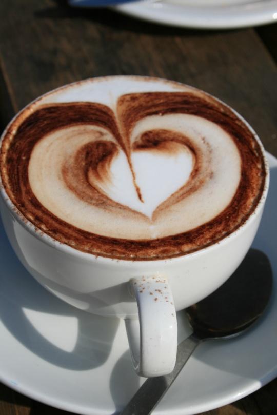 咖啡拉花：舌尖上的艺术与技巧