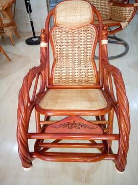 藤椅上的时光褶皱