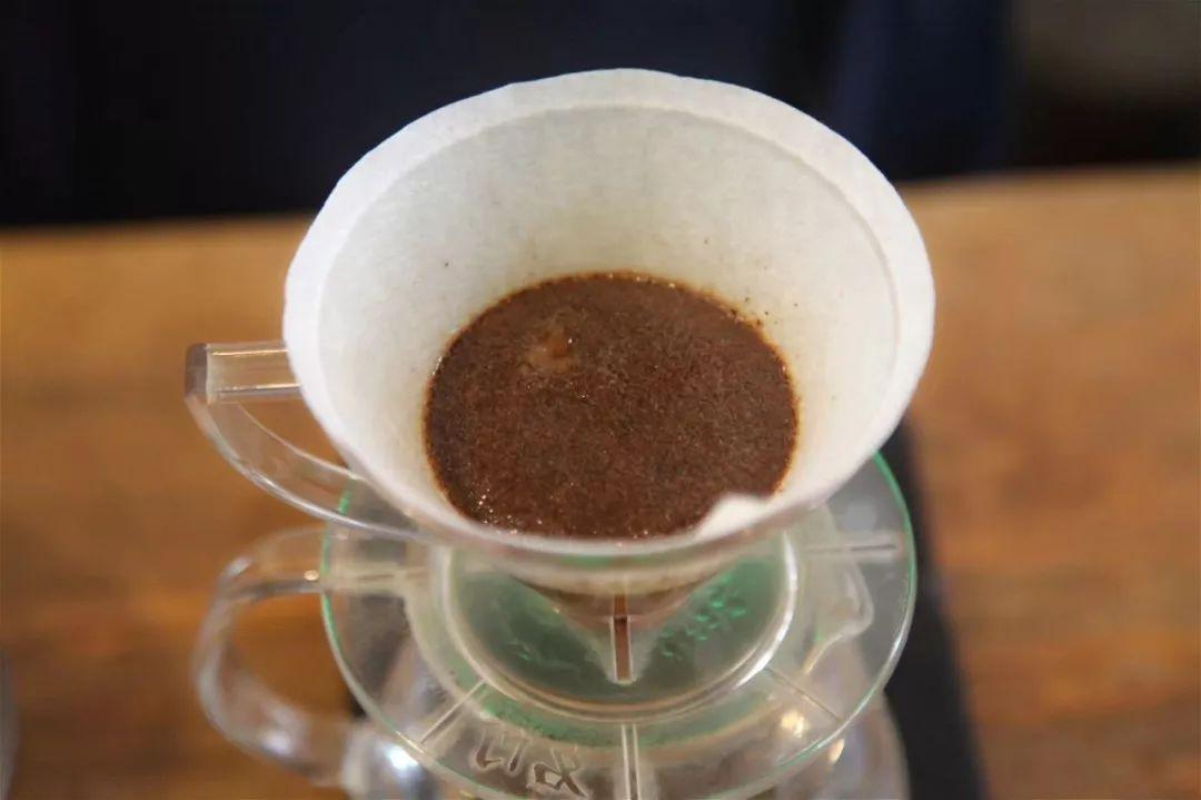 一杯咖啡的风味密码：从浅度到深度烘焙的味觉蜕变