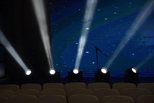 霓虹与鼓点之间