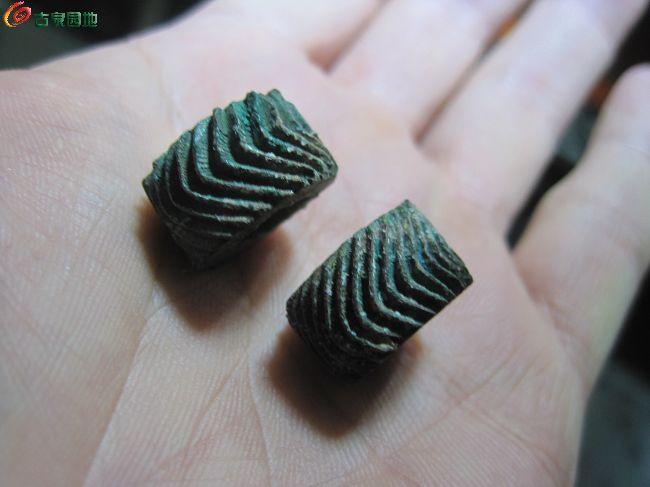 青铜齿轮与卡牌低语：旧工坊里的秘密战局