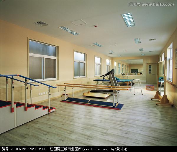 暖阳照进康复室：那些关于衰老与重生的温柔较量