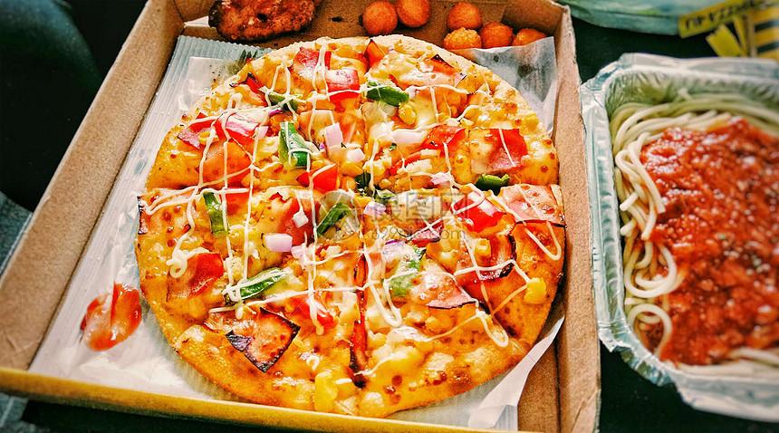 被芝士包裹的快乐，藏在每一口披萨里