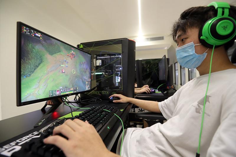 键盘敲击声里的青春战场：一群少年的电竞突围之路