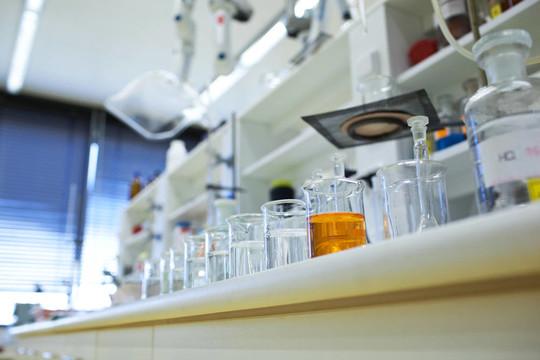 当烧杯里的泡泡开始讲冷笑话：化学那些不为人知的幽默日常