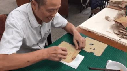 古籍修复师的指尖传承:在时光褶皱里重焕文明生机