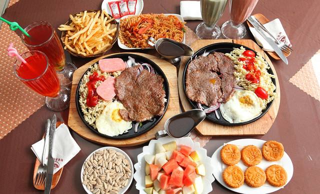 当牛排遇见刀叉:一场充满仪式感的 “美食格斗”