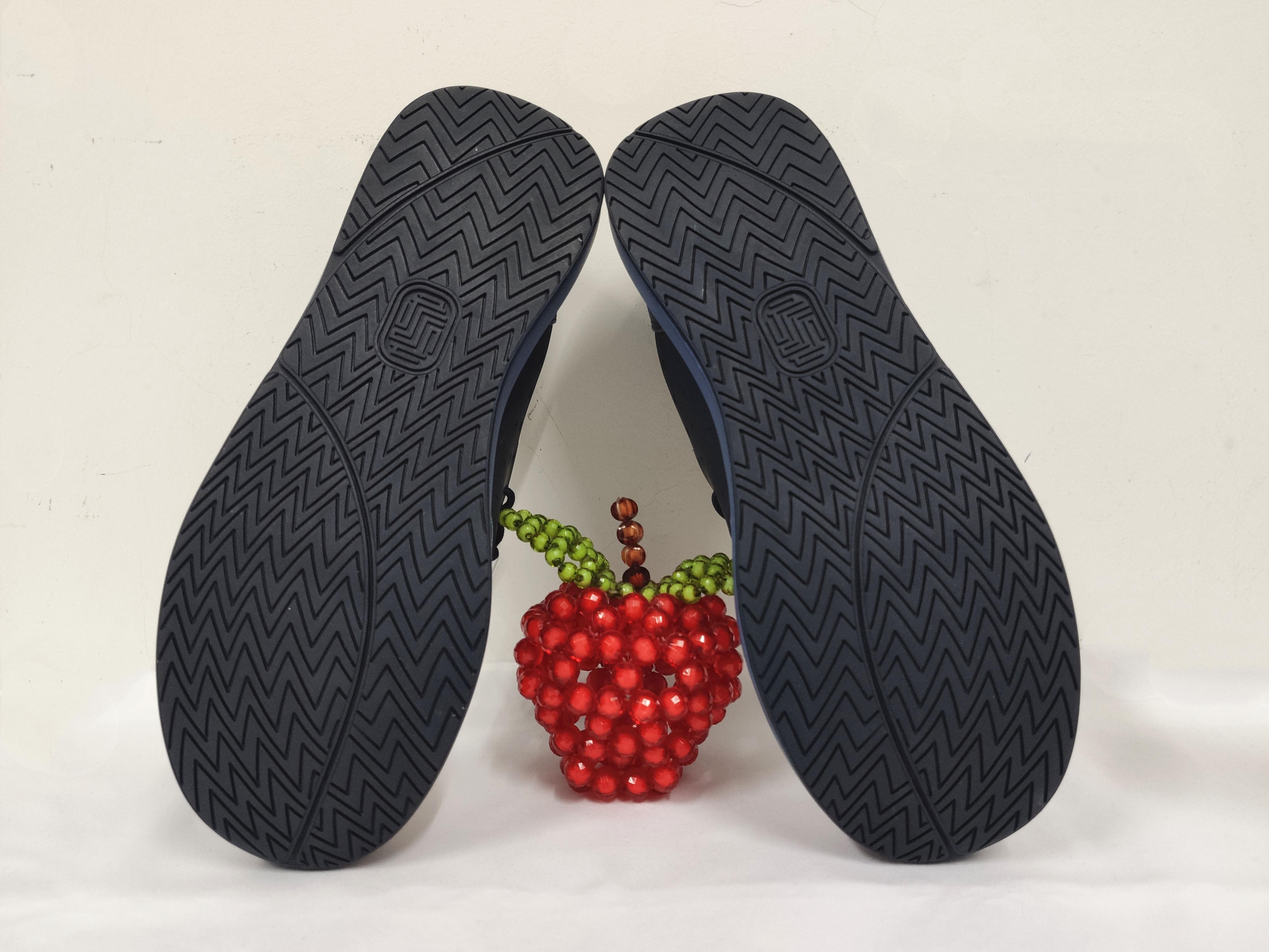 一、运动鞋的鞋面材质有哪些？哪种更适合日常跑步？